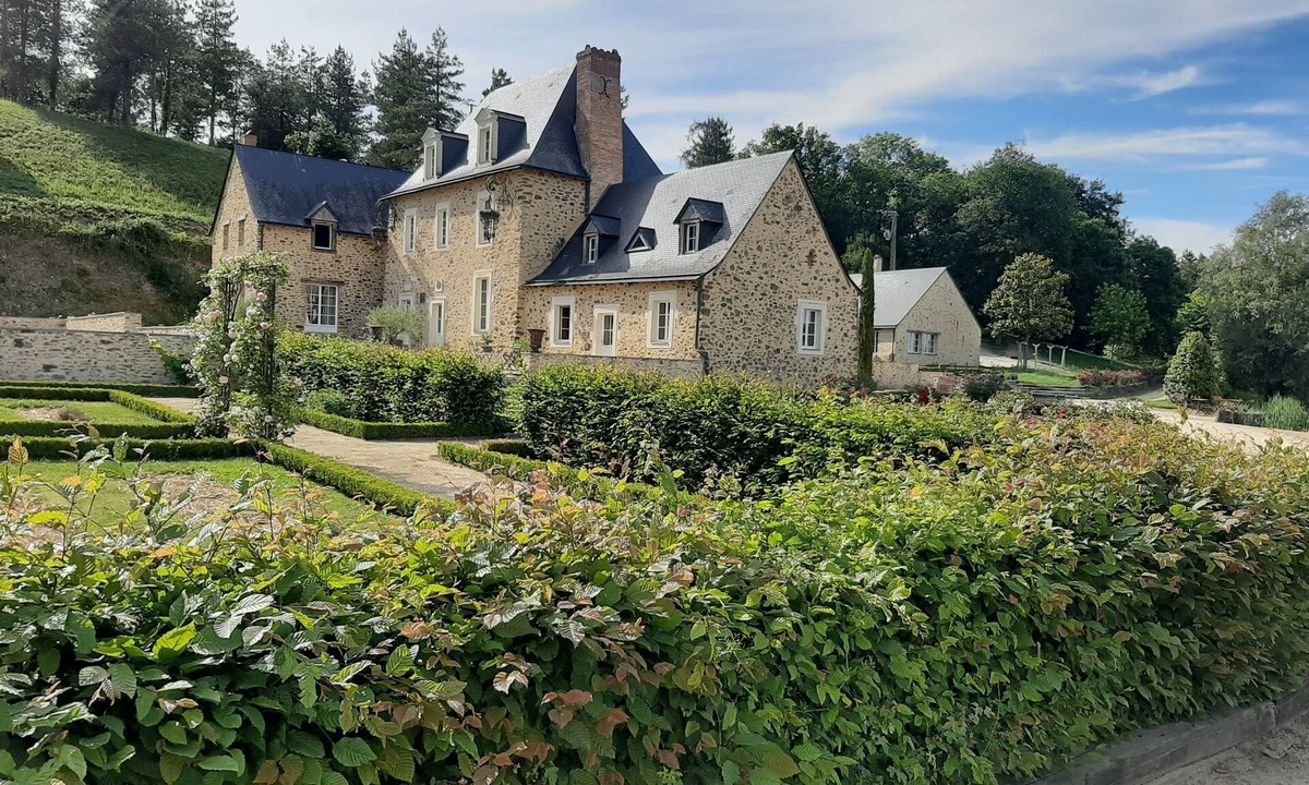 Loigne-sur-Mayenne Apartment | Studio in a 28-hectare property, with all modern conveniences, on the banks of the Mayenne river
