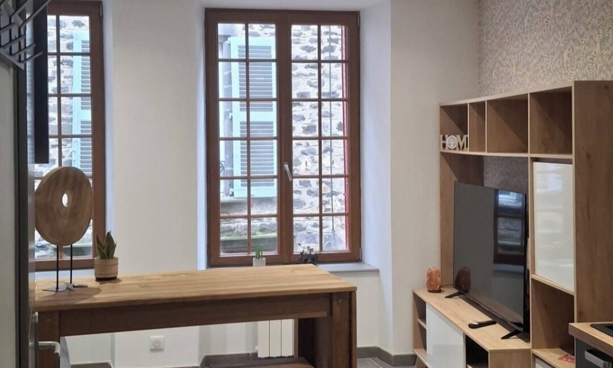 Saint-Flour Apartment | Studio in the heart of the Windy City.