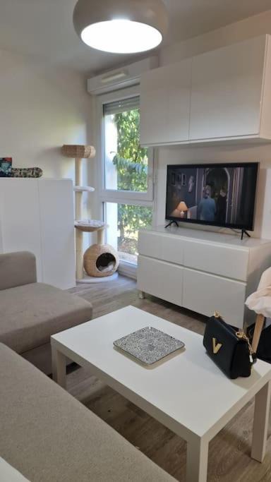 Corbeil-Essonnes Apartment | Studio jardin et terrasse