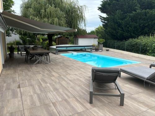 Puy-Guillaume Apartment | Studio piscine
