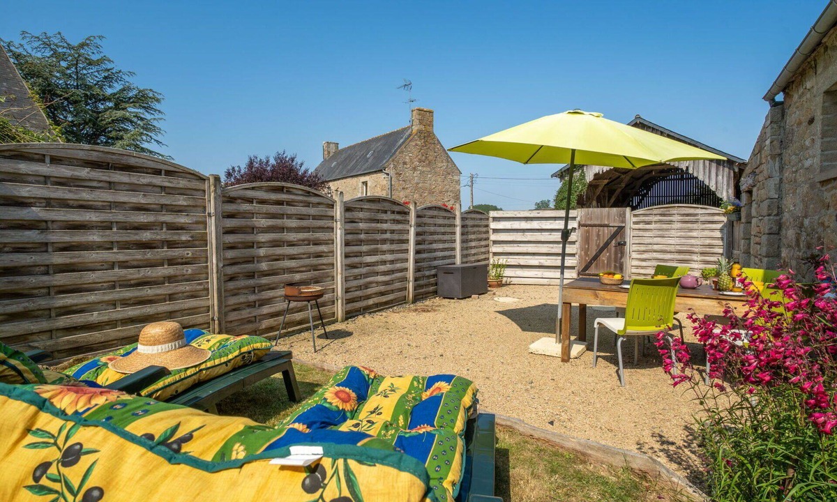 Ploumilliau House | Stunning private villa for 4 guests with WIFI, TV, patio and pets allowed