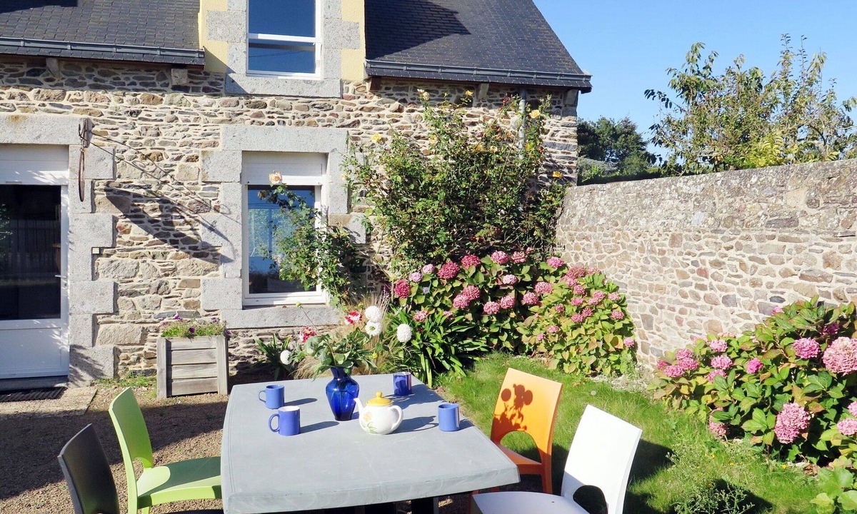 Pordic Villa | Stunning private villa for 9 guests with WIFI, TV and parking