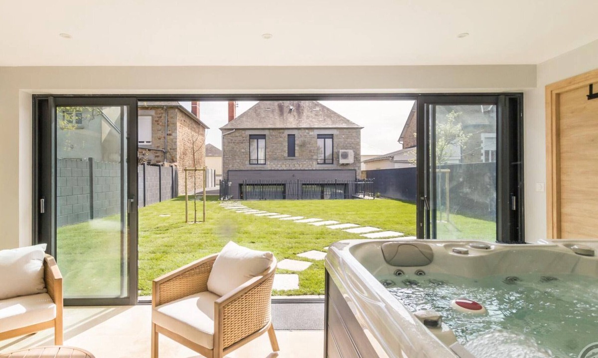 Pontorson Cottage | Stylish house with sauna and spa, near station and shops