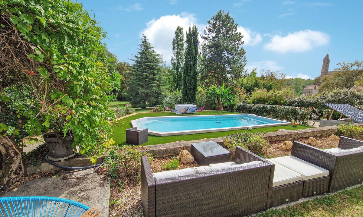 Bieujac House | Stylish stone house with pool and wooded park.
