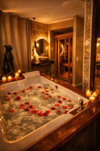 Quimperle Apartment | Suite KalypsÔ, romantisme, balnéo et sauna privé