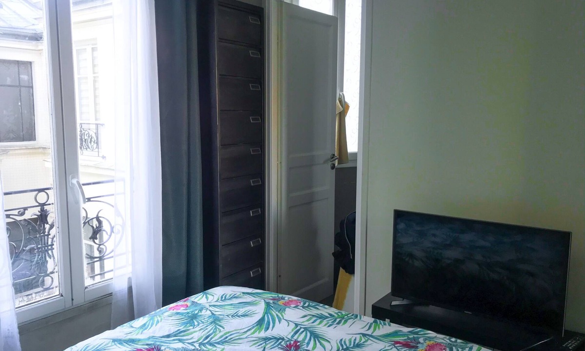 Quartier de la Salpetriere Apartment | Sunny Parisian apartment in the heart of Paris