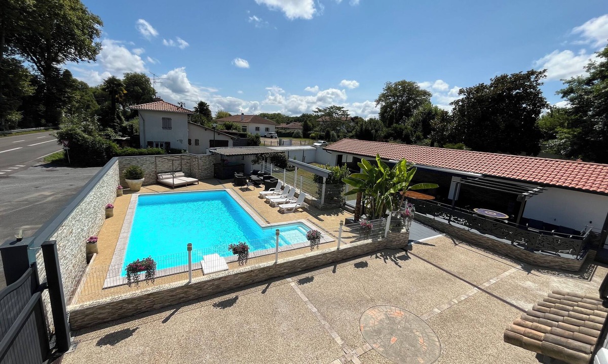 Saint-Martin-de-Seignanx House | Superb 21 person house with spa, swimming pool, billiards, darts and table tennis.