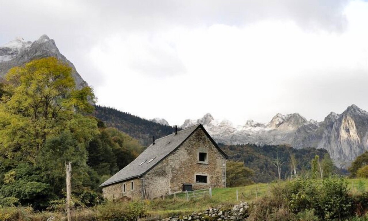 Lescun House | Superb sheepfold in the Lescun cirque with views of the Aiguilles d'Ansabère.
