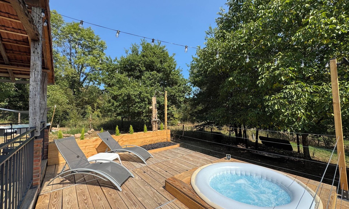 Le Breuil House | Surrounded by nature, private garden and jacuzzi. Pets welcome!