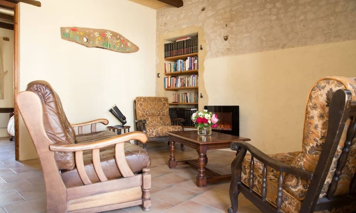Ports House | Sympatheticly restored 18th century home within a 16th century farm courtyard.