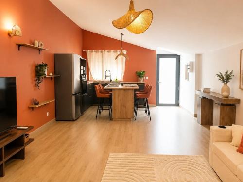 Roanne Apartment | Terra Cotta House