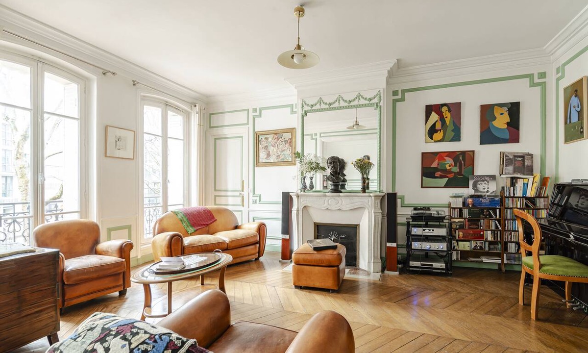 Quinze-Vingts Apartment | The Artist’s Abode, by Veeve