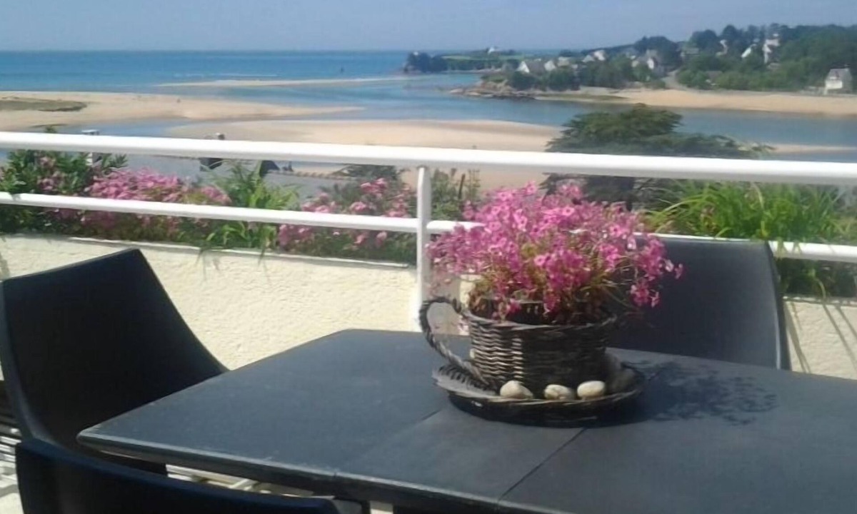 Guidel-Plages Apartment | The beach as a horizon with this T3 holiday apartment with sun terrace