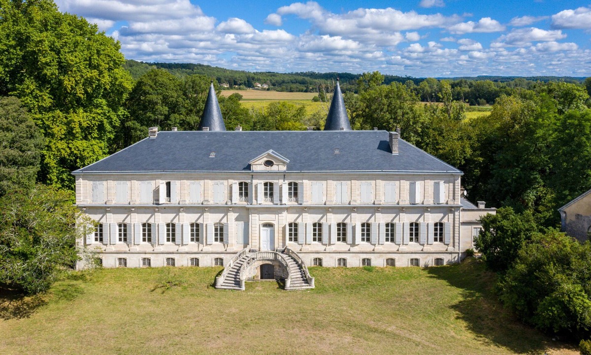 Mayac House | The East Wing – Historic Elegance and Modern Comfort at Château de Mayac with Shared Pool