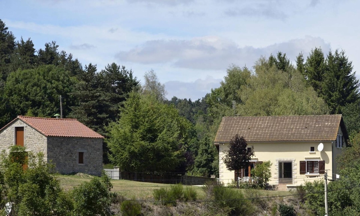Villeneuve House | The Parrot in Margeride