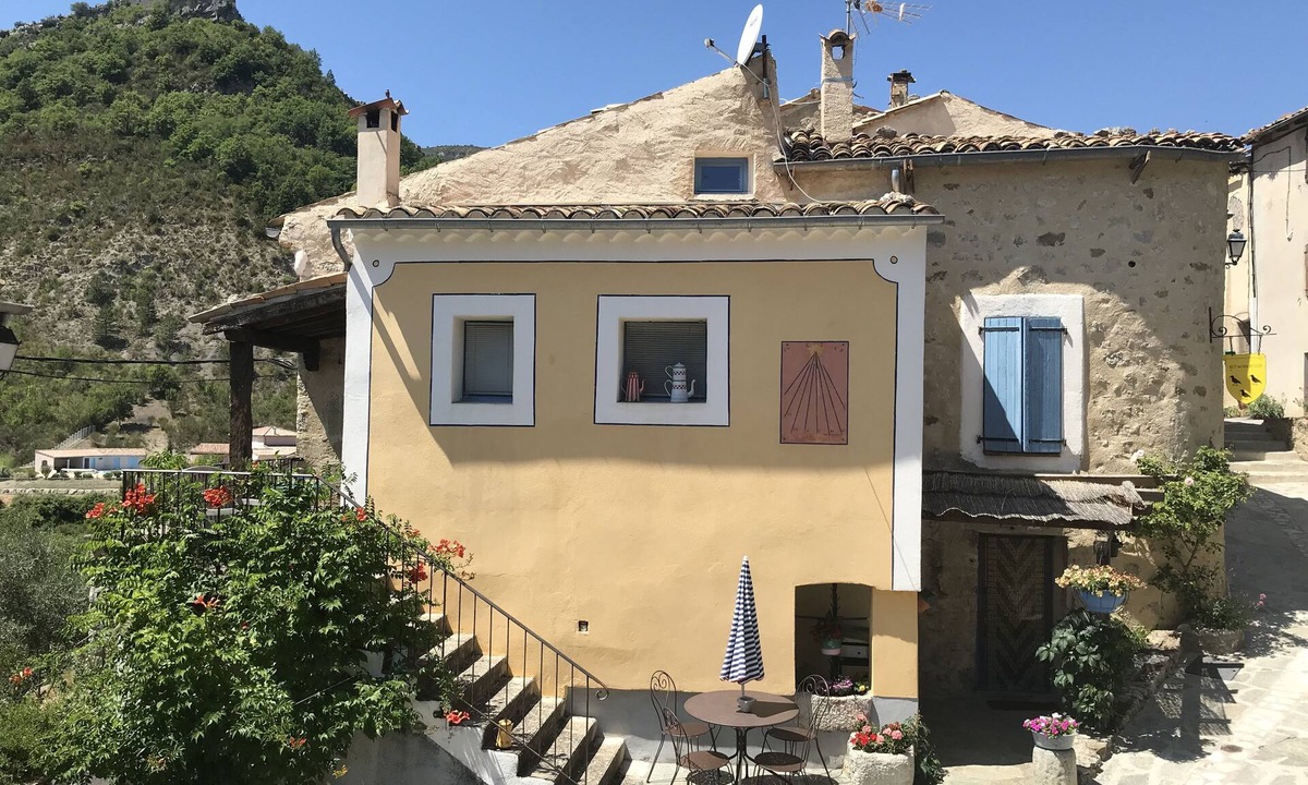 Cornillon-sur-lʼOule House | The roost of crows
