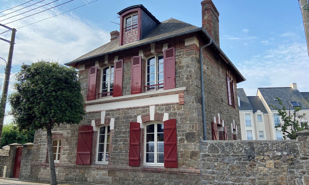 Rotheneuf-Le Pont House | The Rothéneuf Post Office, a 2-minute walk from the beach.