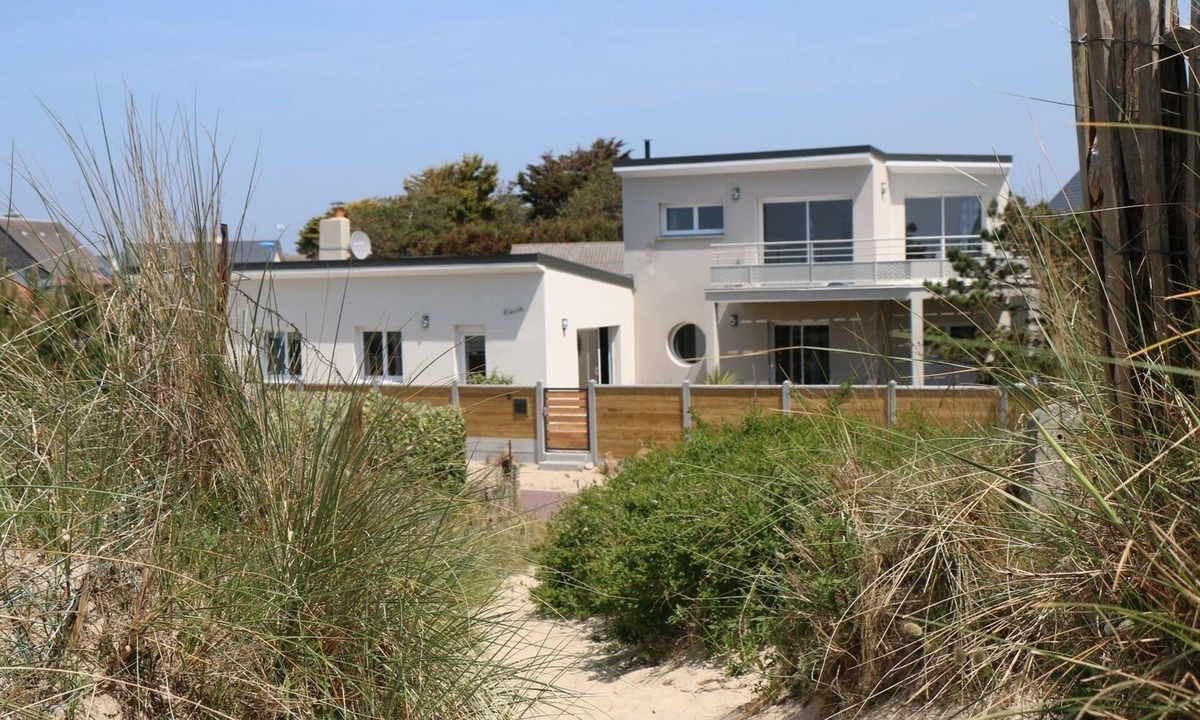 Bretteville-sur-Ay Villa | "The stopover" house 20 meters from the beach
