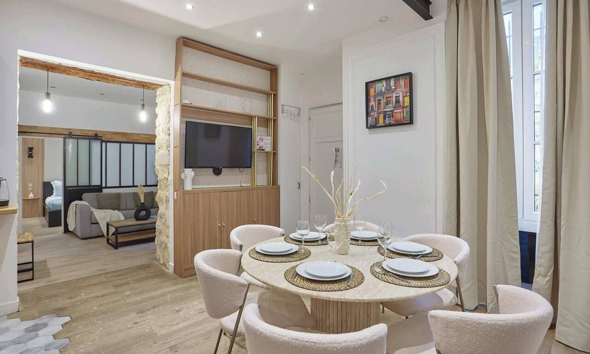 Porte-Saint-Martin Apartment | The Upper Marais Superb apartment for 8 people