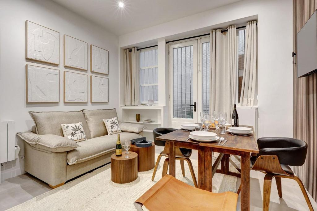 10th Arrondissement Apartment | TheBlueStay 99 - Apartment in the heart of Paris