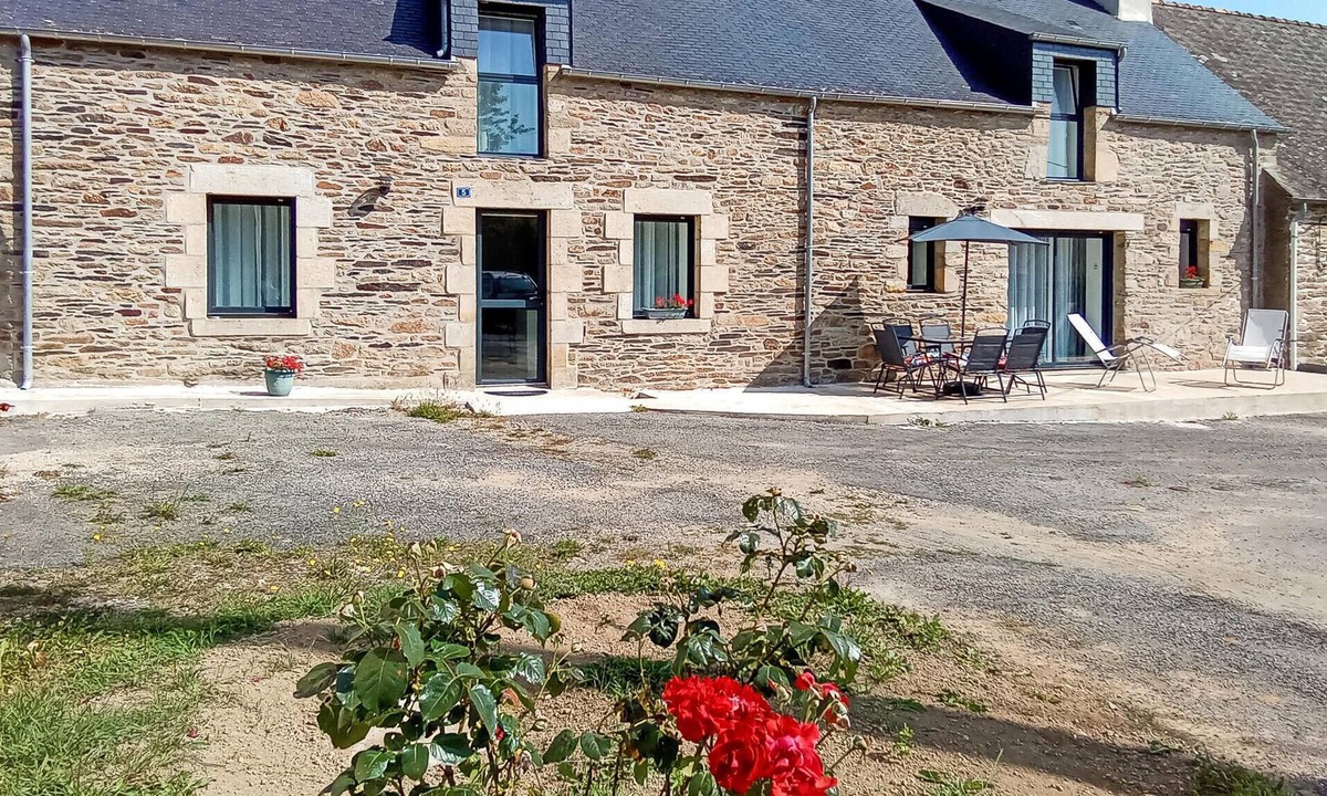 Pluherlin House | This spacious vacation home offers you space for the whole family near a lake.