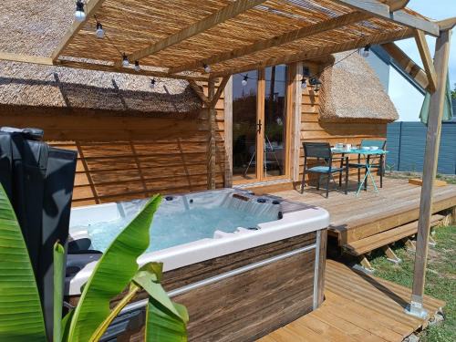 Riec-sur-Belon Ski Chalet | Tiny Chaumière - Escapade Romantique - Chaumière et Jacuzzi Privatif proche Pont-Aven