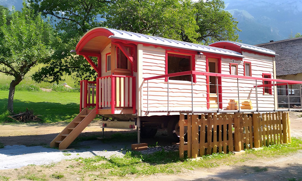 Monestier-d'Ambel House | Tiny Home 'Gîte La Roulotte du Mas du Lac' with Lake View, Shared Pool and Wi-Fi