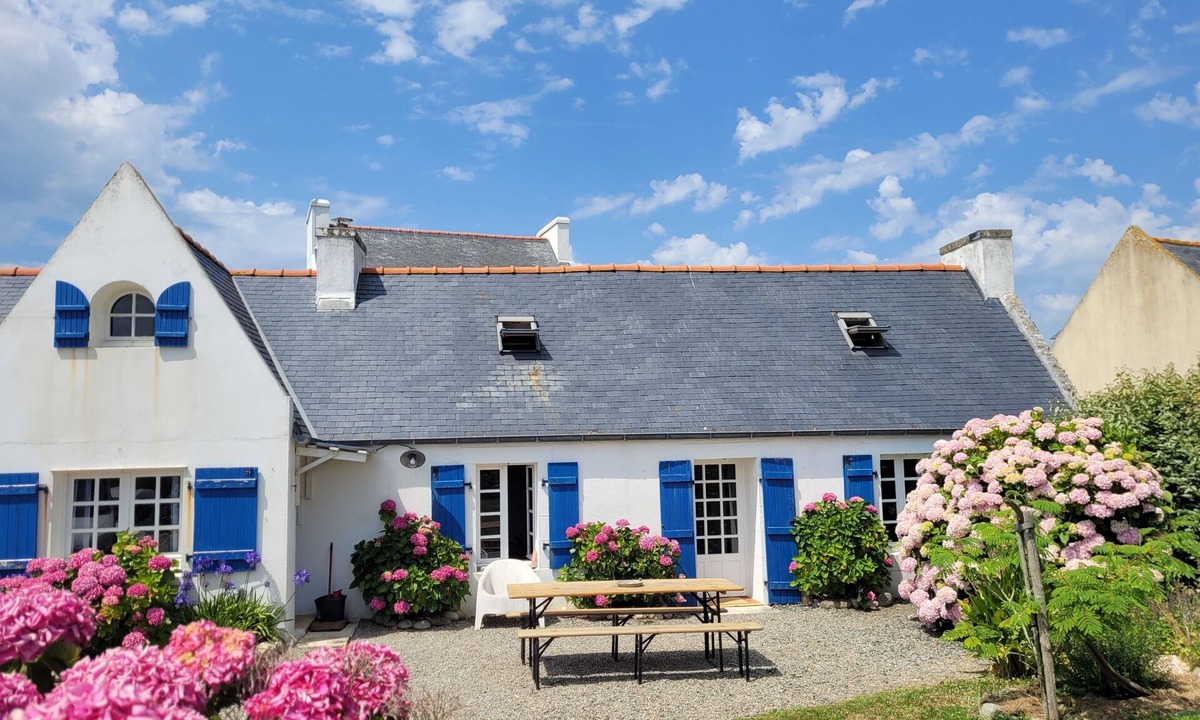 Pouldreuzic House | Tipoz'Immo Maison Bleue Walking distance to the beach Surf spot garden