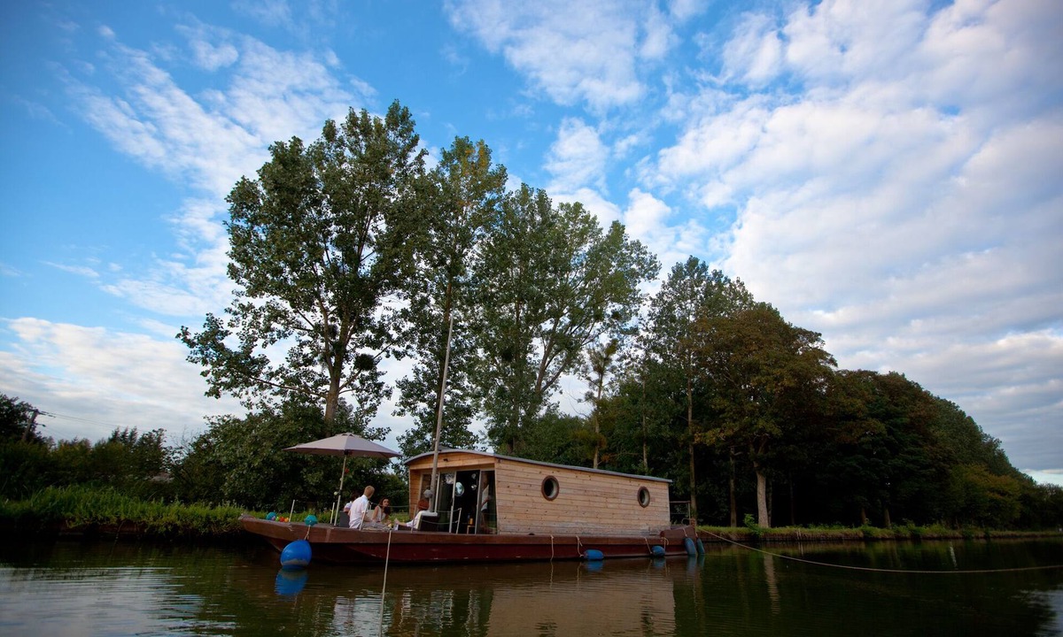Chassenard Boat Rental | Toue cabanée Accostée - Village Toue des Demoiselles
