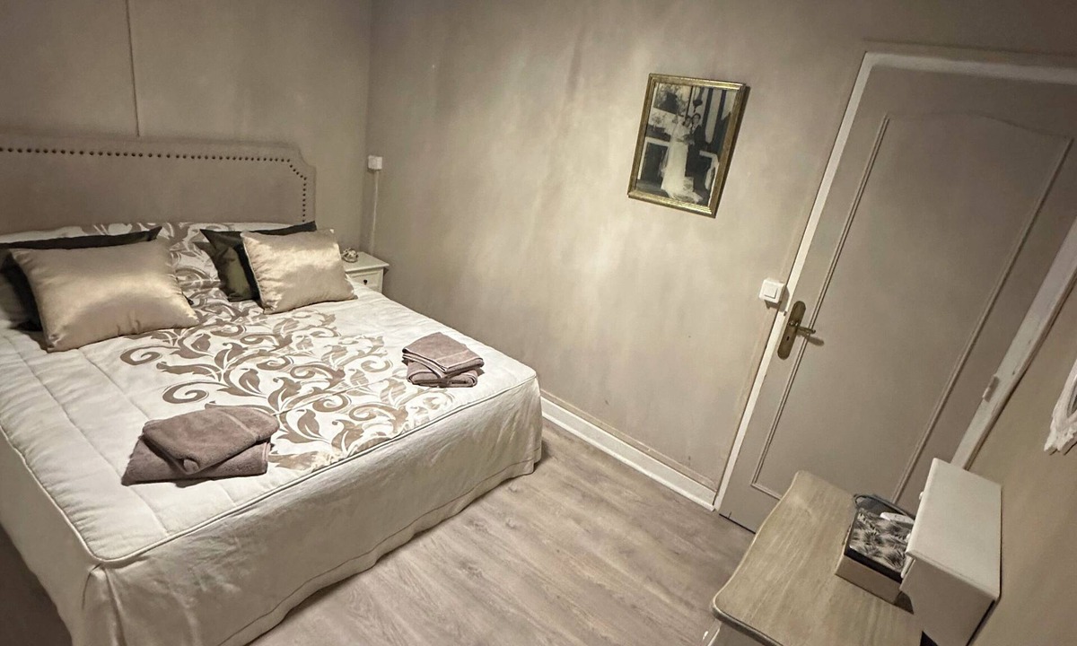 Bleneau House | Town house with relaxation area