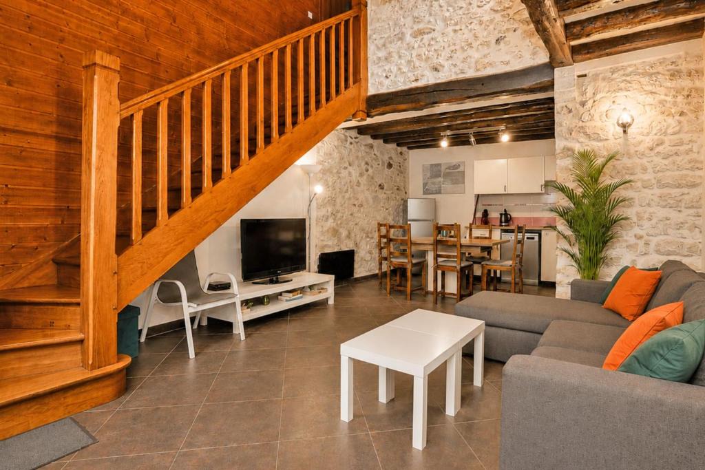 Moret-sur-Loing House | Triplex atypique- Cour intérieure- Commerces à pied