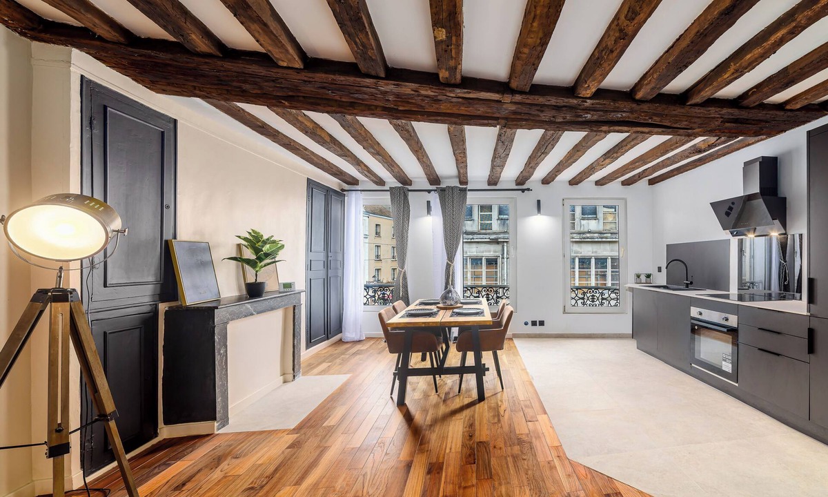 Melun Apartment | Triplex Belle Époque Hypercenter