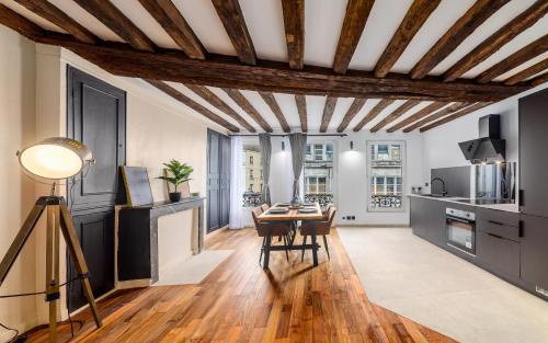 Melun House | Triplex Belle Époque Hypercenter