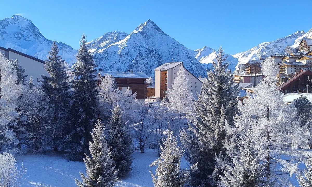 Mont-de-Lans Apartment | Two Bedroom Apartment 50 Metres from the Slopes with Stunning Alpine Views
