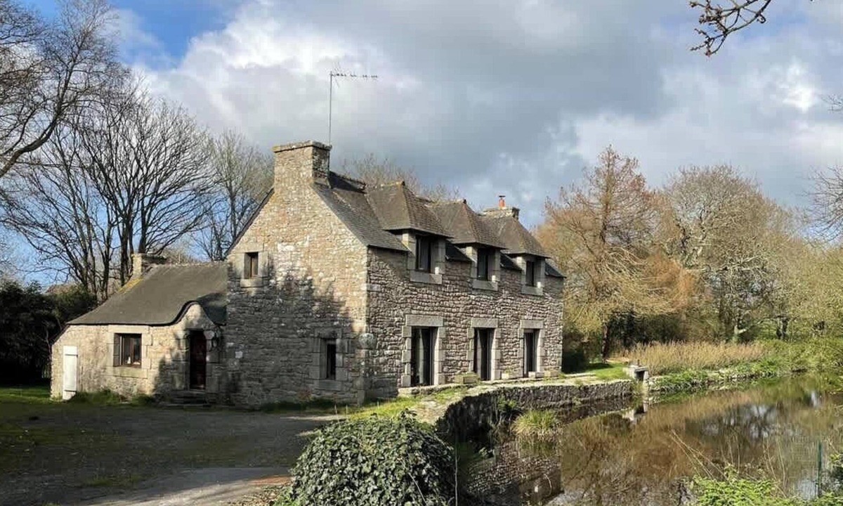 Plourin Ski Chalet | Ty Maen - Authentic 18th century mill near the sea