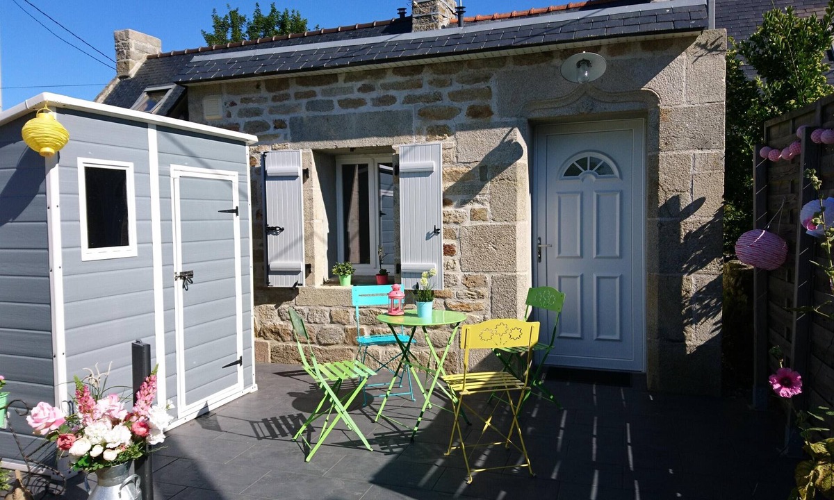 Plomeur House | Ty Penty: Countryside and Surf Getaway – 2 Guests - 1 Bed