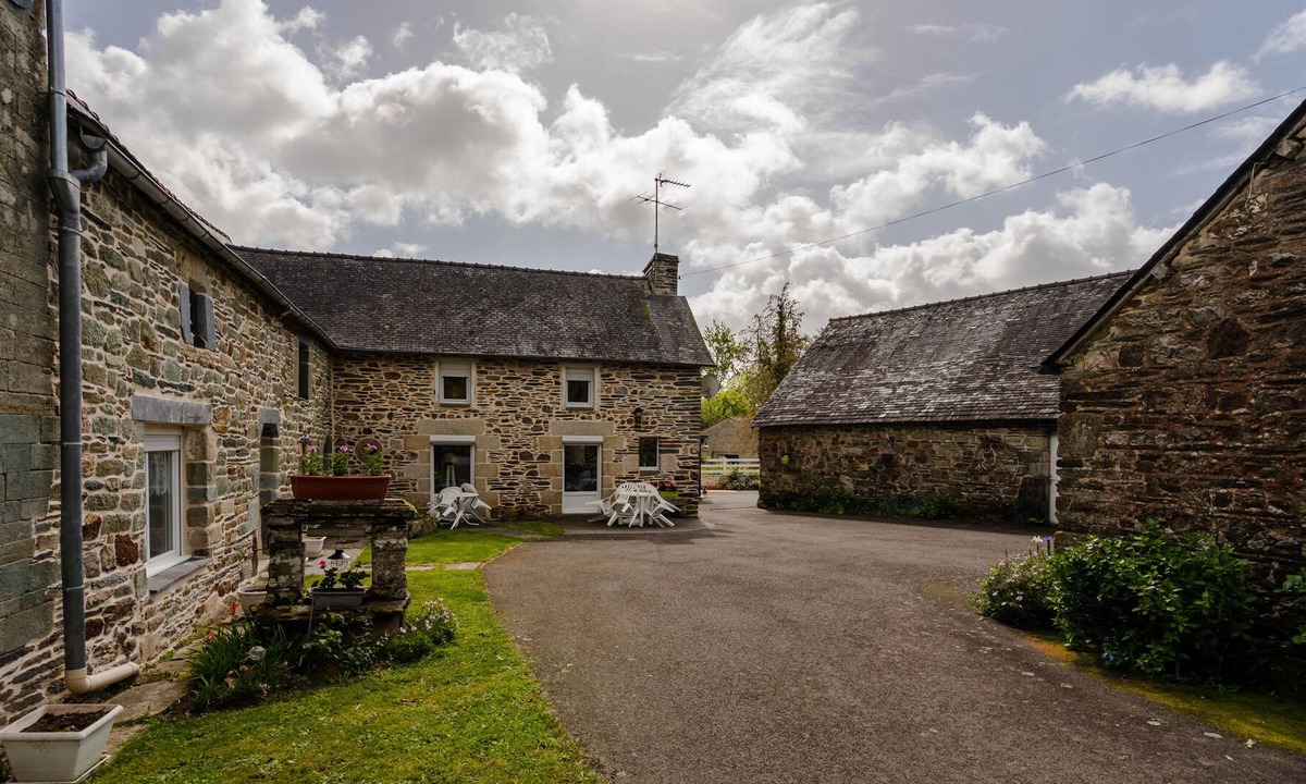 Saint-Aignan House | Typical Breton house with large garden near lake guerlédan