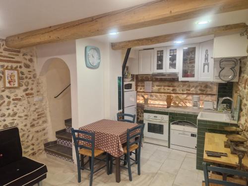 Sainte-Marie-la-Mer House | Typique maison en coeur de village proche des plages
