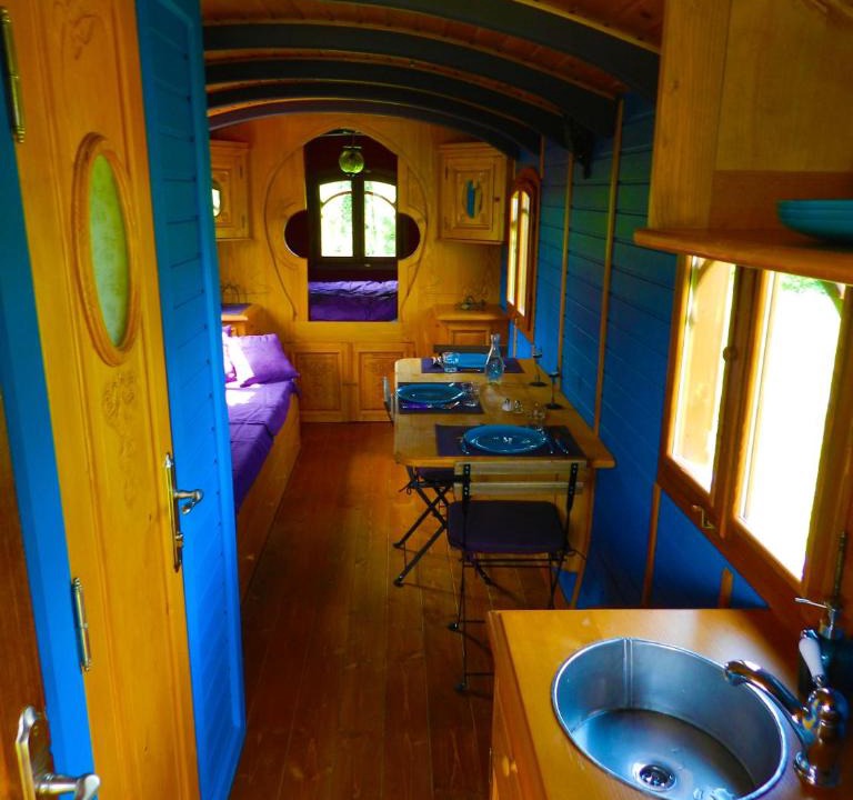 Sulniac Bed & Breakfast | Une roulotte et des chevaux