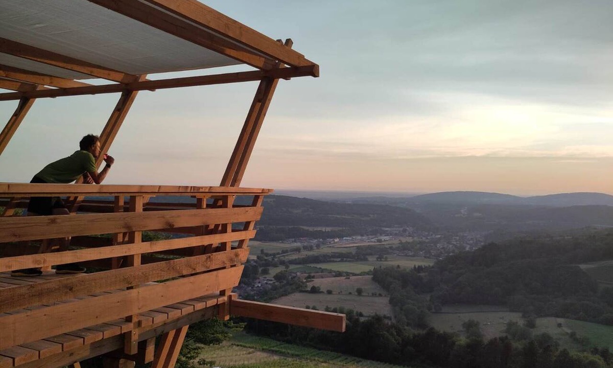 Poncin Apartment | Unusual caravan, sunset with vineyards in the Ain valley