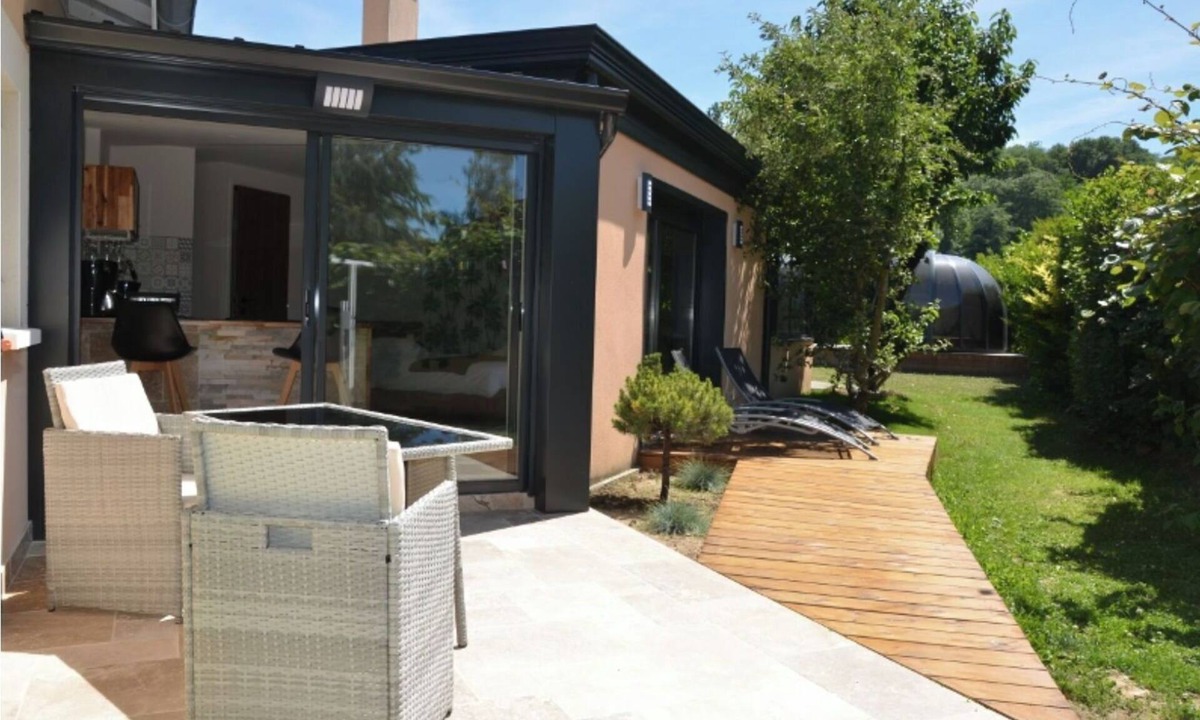 Heyrieux Apartment | Upscale furnished apartment for 2 persons 40 m2 : SPA/Sauna/sports room/bikes