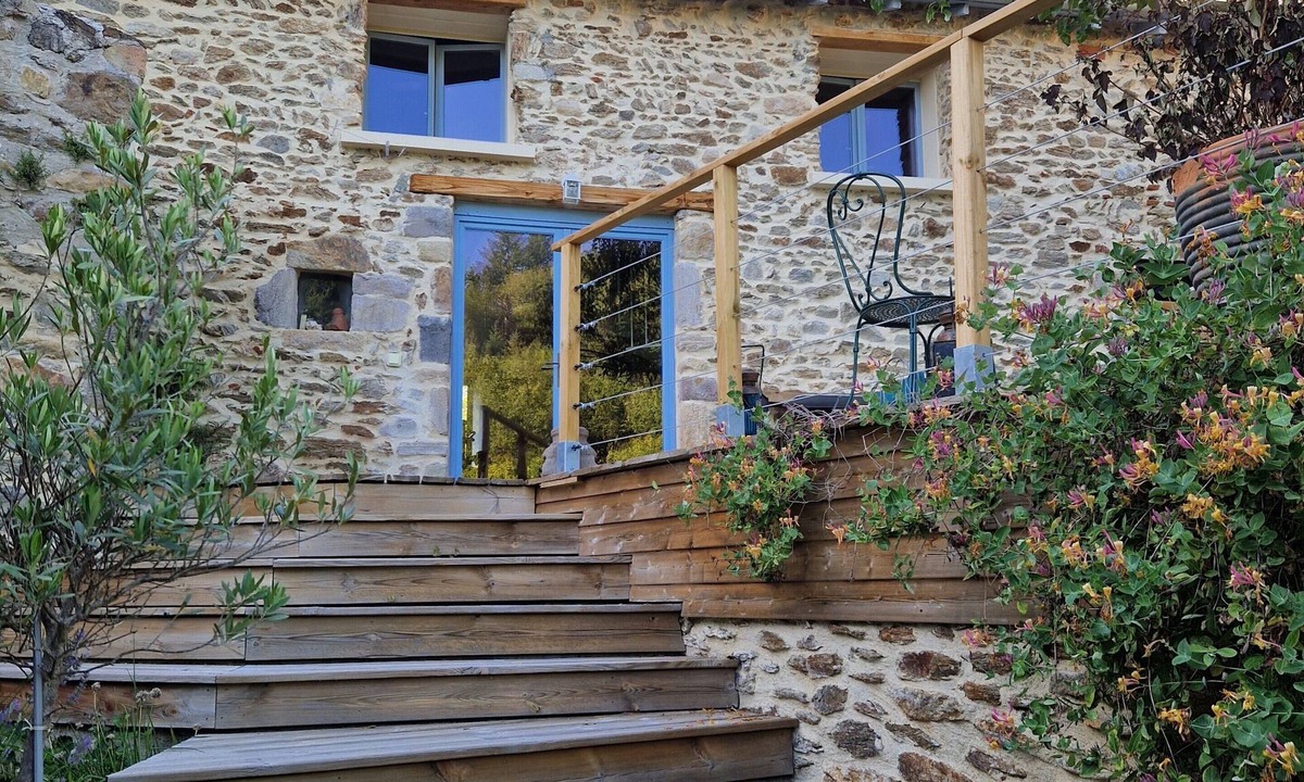 Auzon House | Vacation Home 'La Maison du Vigneron' with Mountain View, Tennis Court & Wi-Fi