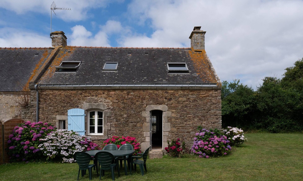 Surzur House | Vacation Home "Le Cosquer Sur Zur" with Private Terrace & Private Garden