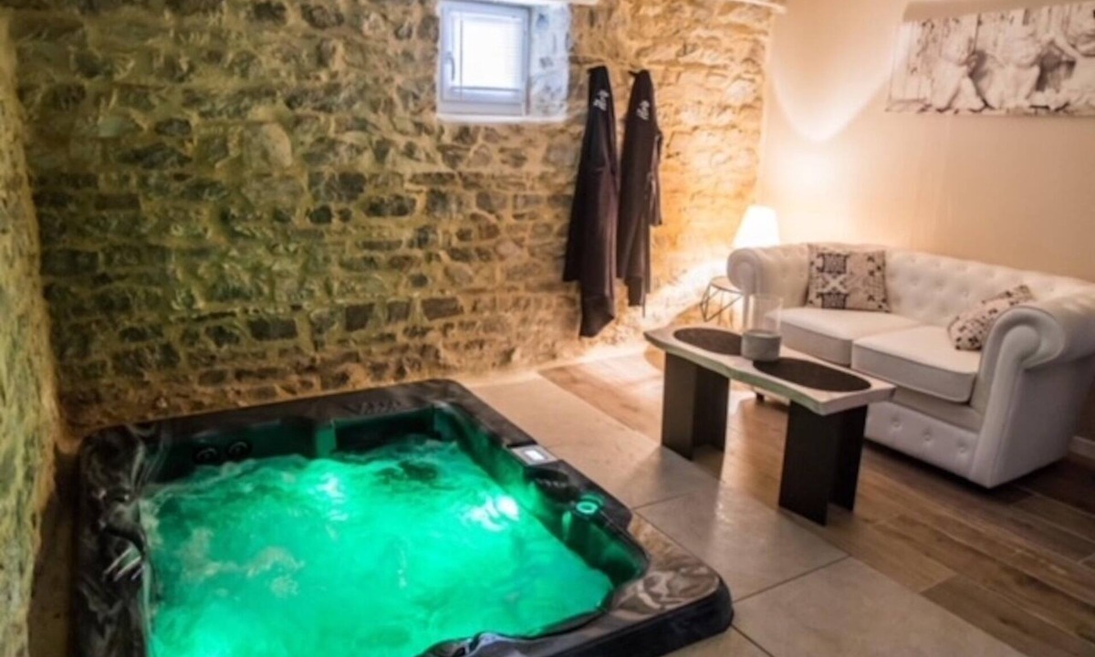 Bain-de-Bretagne House | Vacation rental for 2 people with a private in-ground spa and a shared heated pool