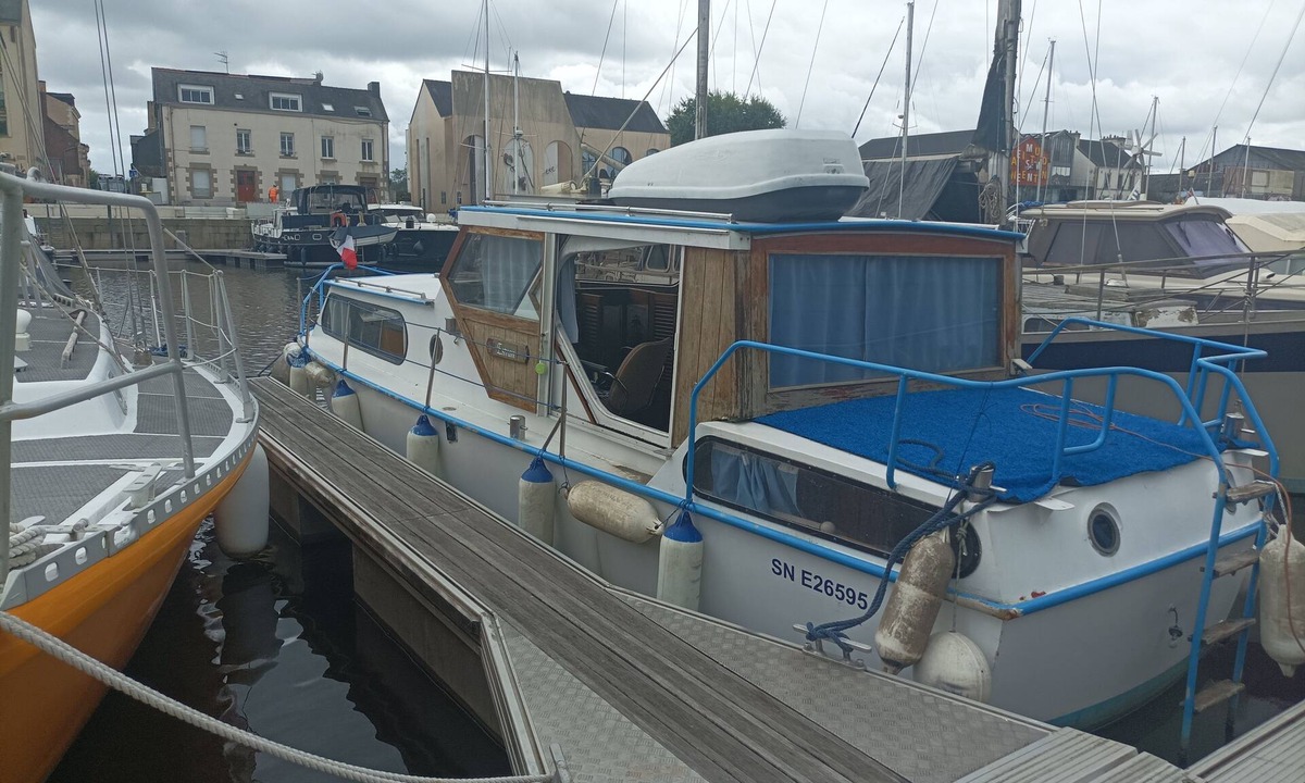 Redon Boat Rental | Vedette hollandaise 9m a quai a l'entrée de Redon