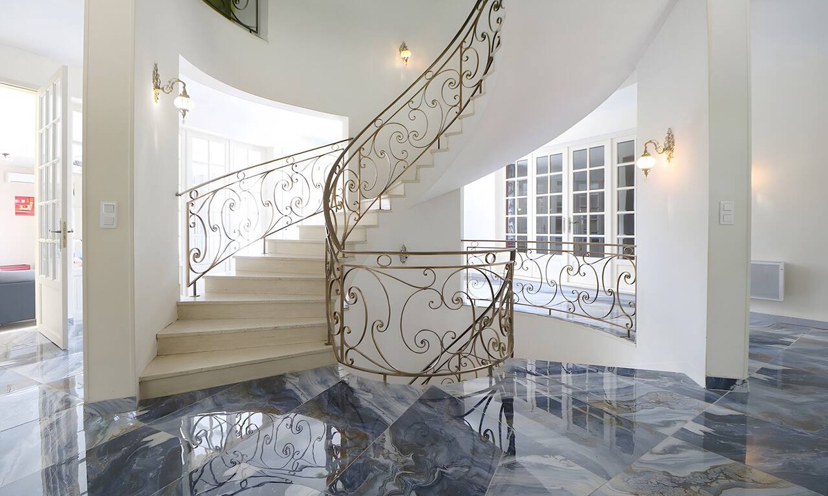 Vierzon House | Villa 'Alhambra' with Private Terrace, Wi-Fi and Air Conditioning