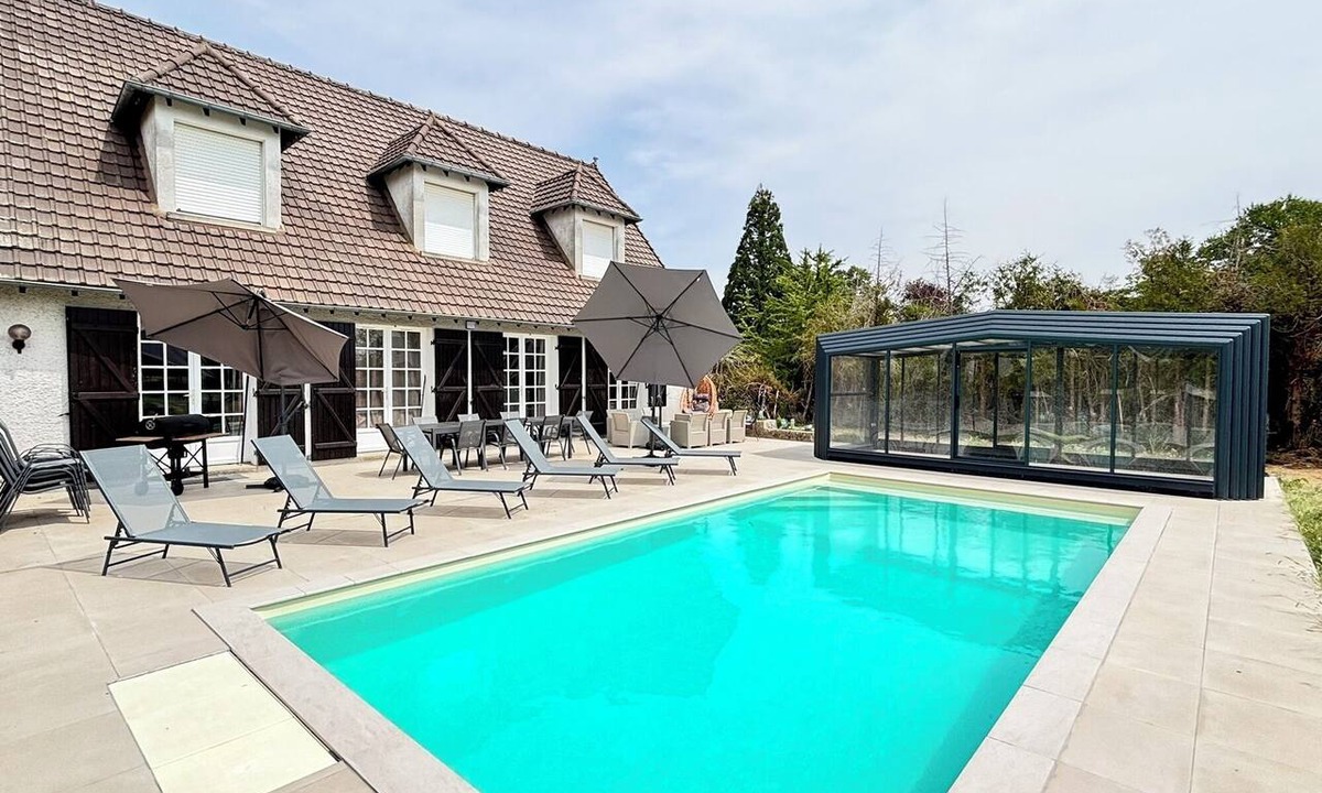 Bransles Hotel | Villa César - Private padel court, heated pool from March through November.