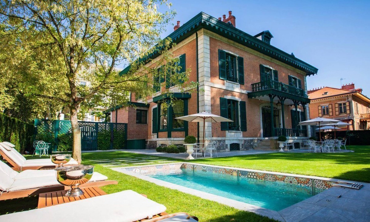 Vichy Villa | Villa - Chalet Clermont-Tonnerre in town center with swimming pool