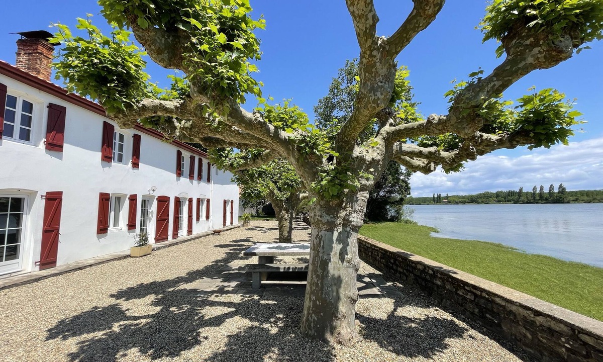 Saint-Laurent-de-Gosse Villa | Villa de Caractère Dans un Cadre Unique au Bord de Leau
