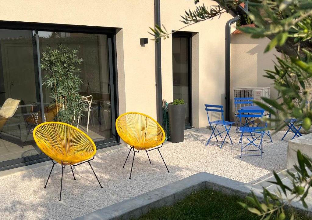 Genas Villa | Villa Gaïa - 2 suites lits King size et salles de bain privatives - parking privé - 10 minutes Eurexpo - Aéroport - Groupama Stadium